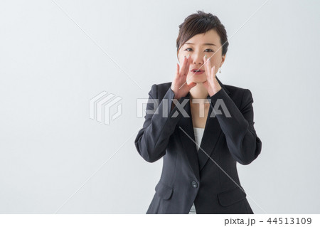 【切抜パス付】応援する女性 44513109