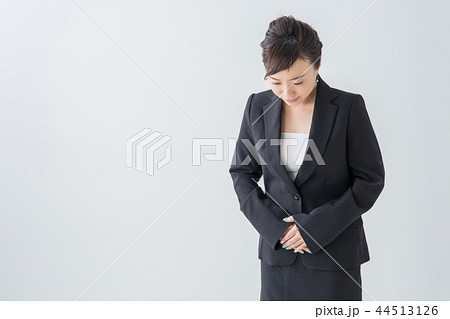 【切抜パス付】お辞儀する女性 【切抜パス付】お辞儀する女性 44513126