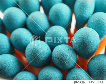 水色のマッチ棒のアップ(俯瞰撮影) 水色のマッチ棒のアップ(俯瞰撮影) 44513811