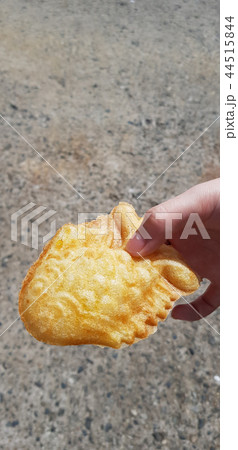 手 おやつ 食べ物 44515844