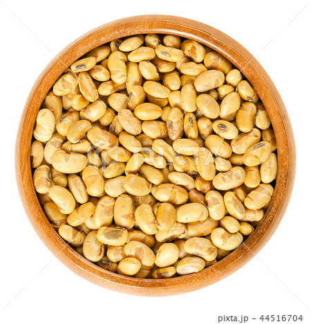 Roasted and salted soybeans in wooden bowl 44516704