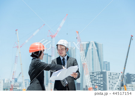 建設業で働く人々（男性・女性） 44517154
