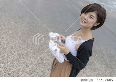明るい可愛い女性 44517605