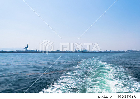 瀬戸内海を航行中のフェリーめおん2と波しぶき 44518436