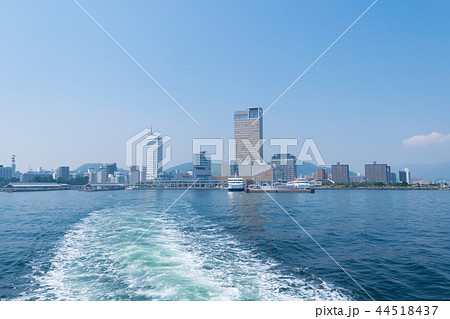 フェリーに乗って海上から高松港を眺める 44518437