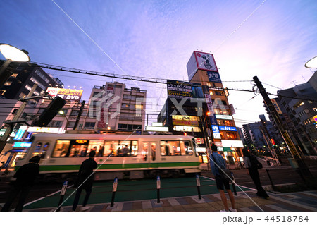 日本の東京都市景観　大塚駅前のサンモール大塚商店街など、街並みを望む 44518784