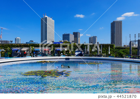 ウォーターテーブルのカラフルな睡蓮と高層ビル 食と緑の空中庭園 ウォーターテーブルのカラフルな睡蓮と高層ビル 食と緑の空中庭園 44521870
