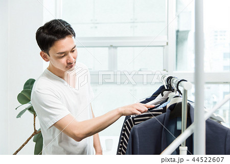 衣服を選ぶ男性 衣服を選ぶ男性 44522607