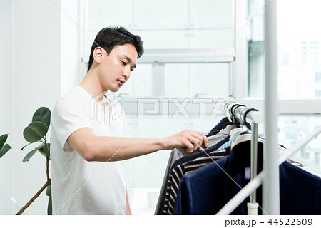 衣服を選ぶ男性 衣服を選ぶ男性 44522609