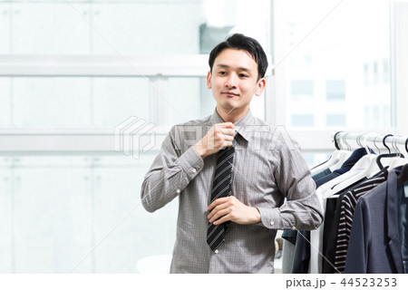 オシャレを楽しむビジネスマン オシャレを楽しむビジネスマン 44523253
