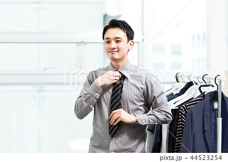 オシャレを楽しむビジネスマン 44523254