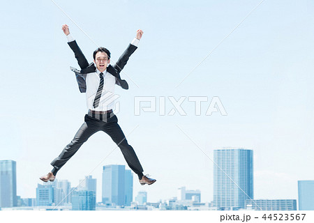 ビジネスイメージ（上昇・勢い・飛翔） 44523567