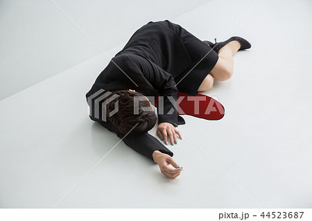 血を流す女性 血を流す女性 44523687