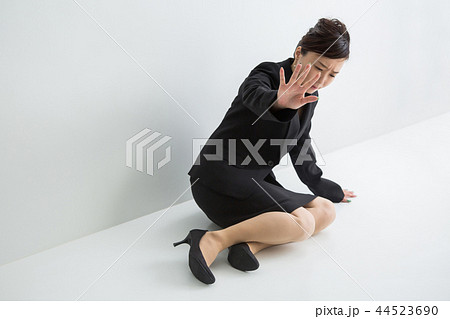 制止する女性 制止する女性 44523690