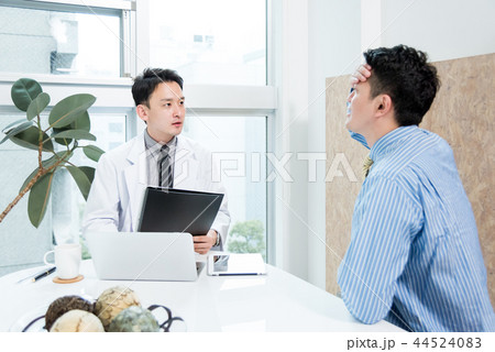 体調不良・医者・診察 44524083
