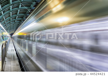 風景 駅 公共交通機関 44524421