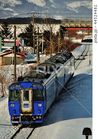 室蘭本線（長万部～静狩駅間）を走る特急北斗（キハ183系） 44524481