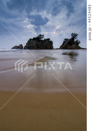 wave flow hitting the sandy beach  44524483