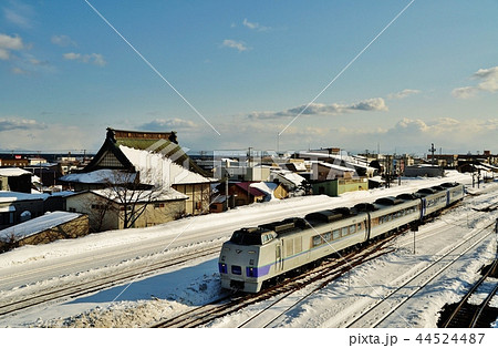 室蘭本線（長万部～静狩駅間）を走る特急北斗（キハ183系） 44524487