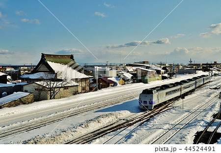 室蘭本線（長万部～静狩駅間）を走る特急北斗（キハ183系） 44524491