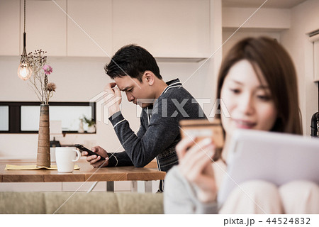 妻のネットショッピングの浪費癖に悩む夫 44524832