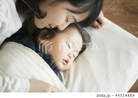 昼寝する親子 44524869
