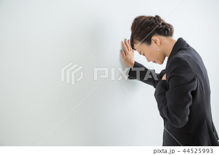 胸が苦しい女性 44525993