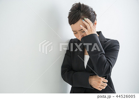 悔しい思いをする女性 44526005