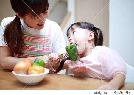 好き嫌い (育児 子育て 食育 ピーマン パプリカ 野菜 ベジタブル フード 食べ物 NG ダメ) 44526298