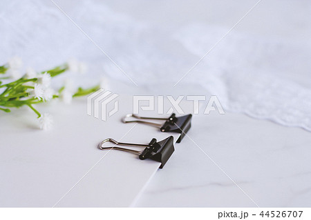 Binder clip binding paper card with flower decor 44526707
