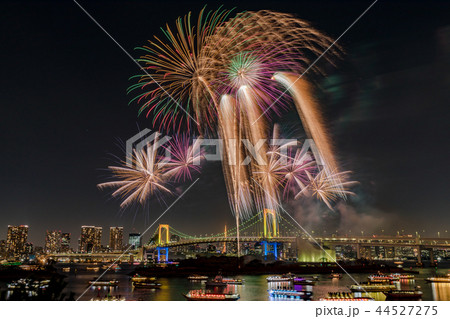東京 お台場の花火とレインボーブリッジの写真素材