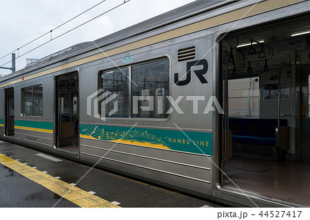 ドアを開いて浜川崎駅に停車中の205系1000番台、尻手行き ドアを開いて浜川崎駅に停車中の205系1000番台、尻手行き 44527417