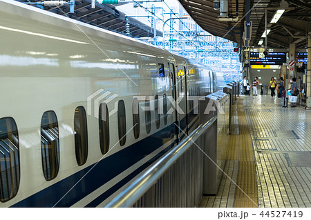 東京駅14番線ホームに到着したのぞみ号 44527419