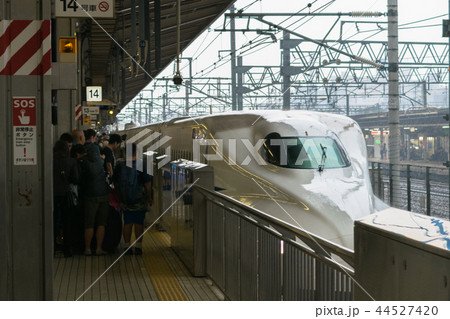 新幹線名古屋駅14番線でひかり518号の入線を待つ乗客と新幹線の写真素材