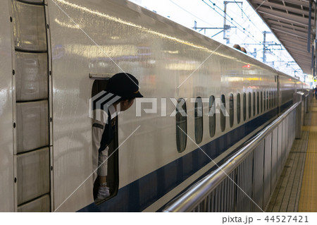 名古屋駅14番線ホームを出発するのぞみ156号東京行き 44527421