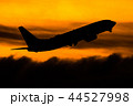 夕焼けと飛行機 44527998
