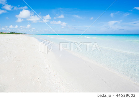 Amazing beach of Varadero during a sunny day 44529002