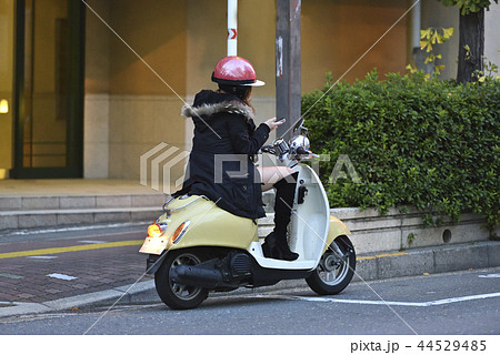 スクーターと女性 44529485