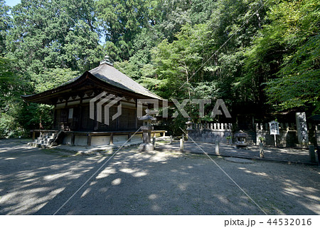 観心寺　開山堂と楠木正成首塚 44532016