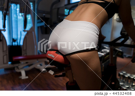 ジムで体を鍛える女性 44532408