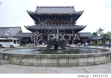 東本願寺の御影堂門と噴水 44532732