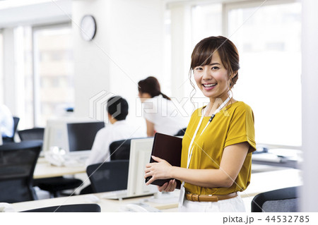 ビジネス　女性　チーム　オフィス　ビジネスウーマン 44532785