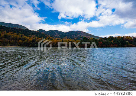 奥日光 湯ノ湖湖畔の紅葉　c-1 超広角 湖面の波と空 44532880