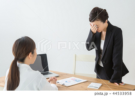 あきれる女性 あきれる女性 44533958