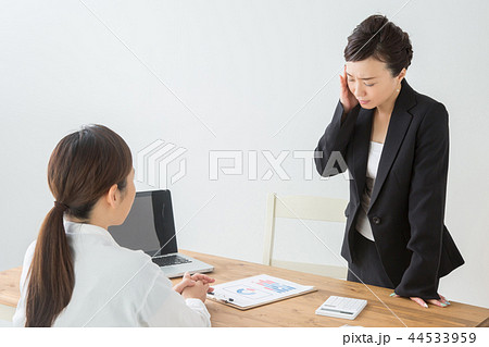 あきれる女性 44533959