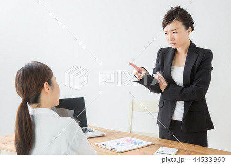部下と喧嘩する女性 部下と喧嘩する女性 44533960