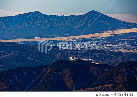 丹沢表尾根・三ノ塔から見る愛鷹山と御殿場市街 44534343