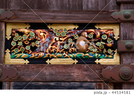 日光東照宮 神厩舎 猿の彫刻 「独り立ち」 ( 栃木県 日光市 ) 日光東照宮 神厩舎 猿の彫刻 「独り立ち」 ( 栃木県 日光市 ) 44534581