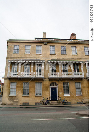 イギリスオックスフォードの石造りの歴史的建物と止めてある自転車 44534743