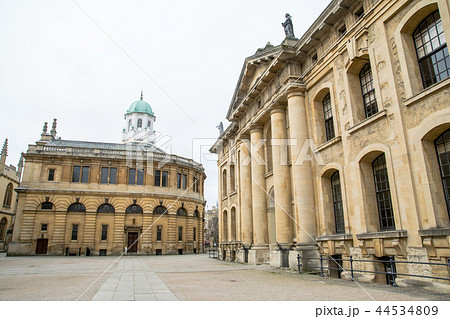 オックスフォードの街並み　石造りの大きな建物と広場 44534809